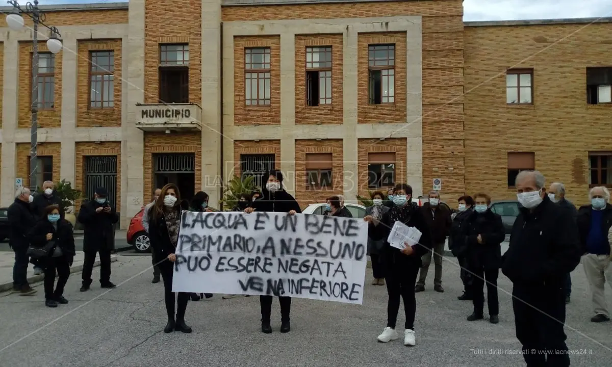 Vibo, acqua contaminata da fogna a Vena Inferiore: cittadini restituiscono le bollette