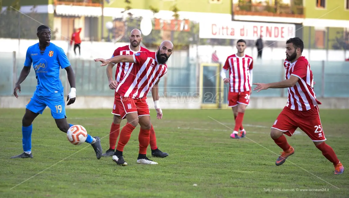 Serie D, spicca il derby Rende-Roccella: chi si ferma è perduto