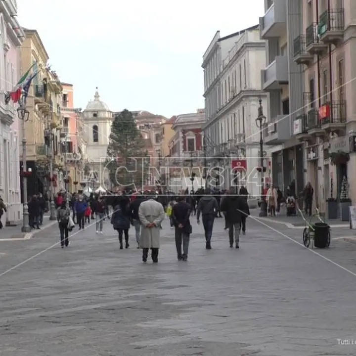 Natale in zona rossa, i calabresi d’accordo con le nuove regole: «Un po’ di sacrificio ma ci rifaremo»