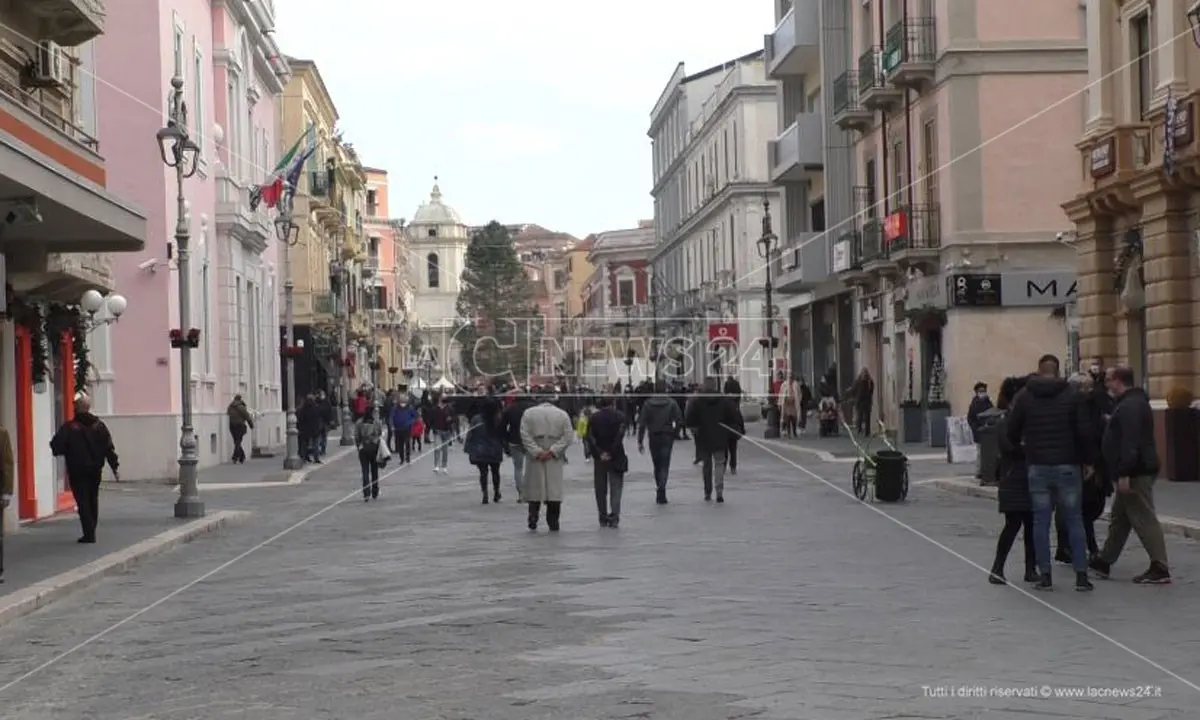 Natale in zona rossa, i calabresi d’accordo con le nuove regole: «Un po’ di sacrificio ma ci rifaremo»