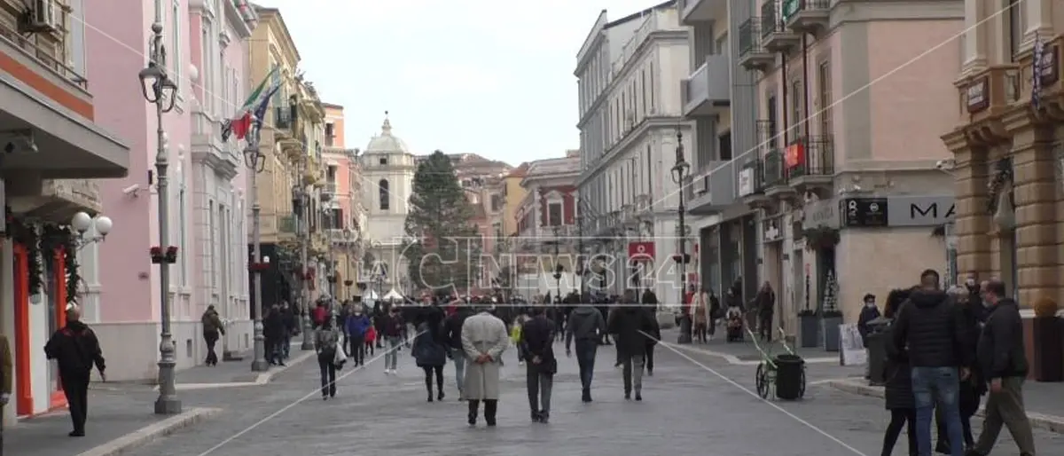 Natale in zona rossa, i calabresi d’accordo con le nuove regole: «Un po’ di sacrificio ma ci rifaremo»