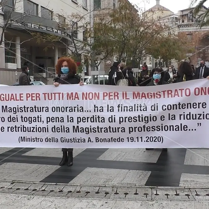 Catanzaro, la protesta dei magistrati onorari: «Noi, lavoratori in nero della giustizia»