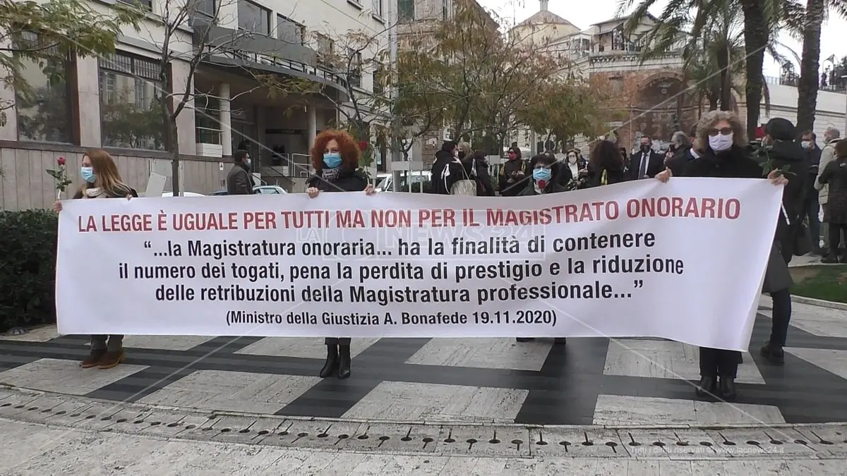 Catanzaro, la protesta dei magistrati onorari: «Noi, lavoratori in nero della giustizia»