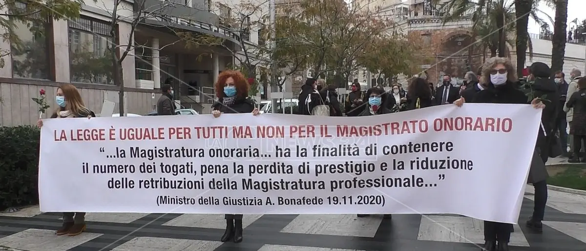 Catanzaro, la protesta dei magistrati onorari: «Noi, lavoratori in nero della giustizia»