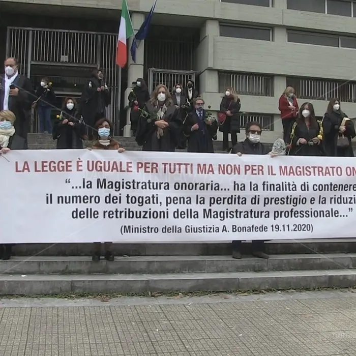 Cosenza, si inasprisce la protesta dei giudici onorari: «Iniziato lo sciopero della fame»