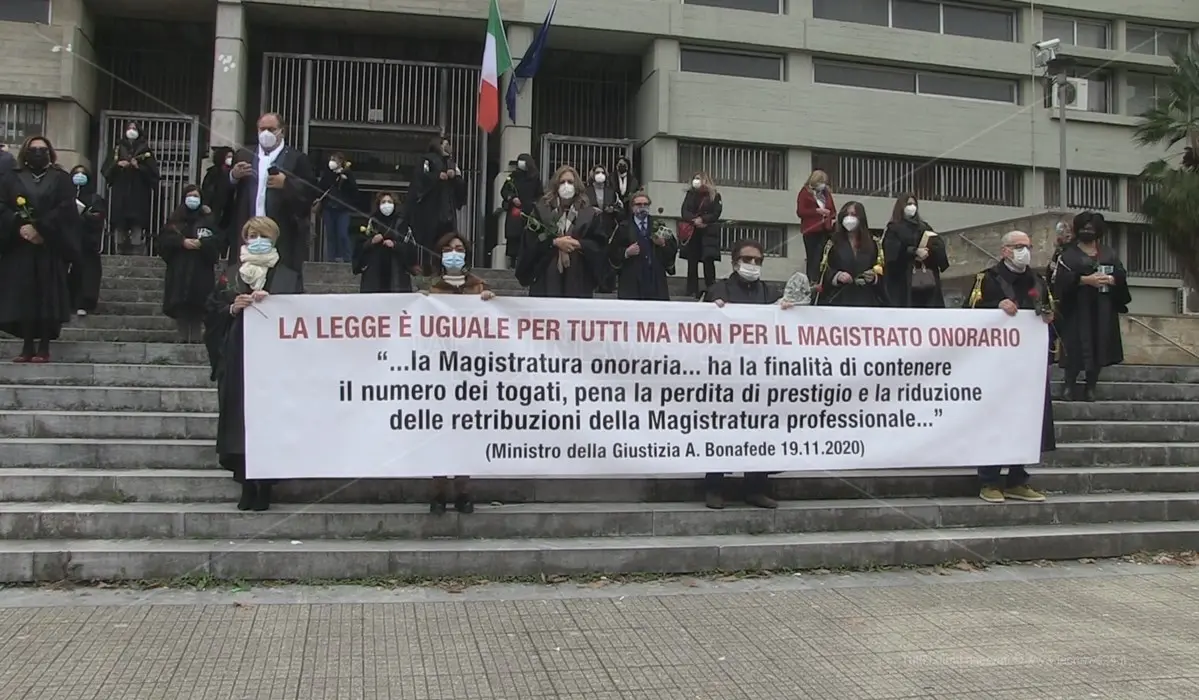 Cosenza, si inasprisce la protesta dei giudici onorari: «Iniziato lo sciopero della fame»