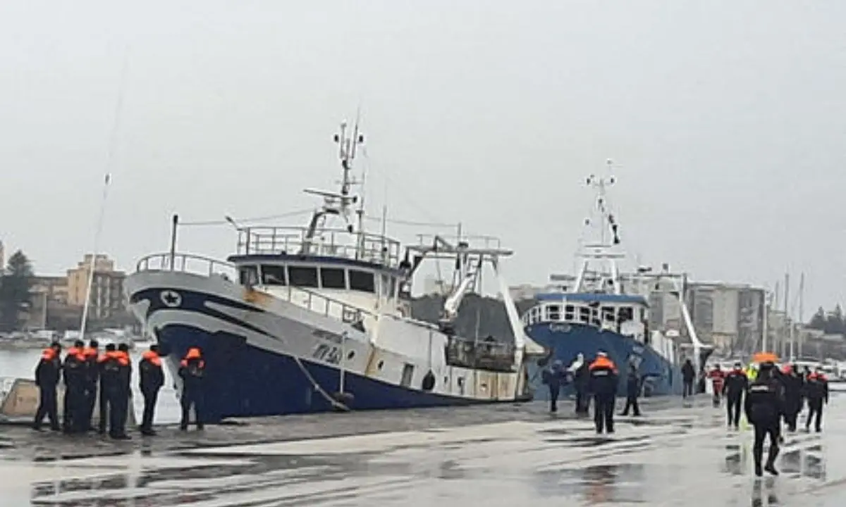 Pescatori ritornati a Mazara: accolti dalle sirene delle barche nel porto