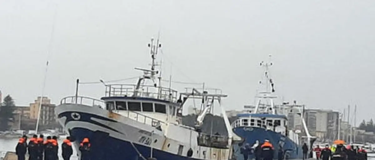 Pescatori ritornati a Mazara: accolti dalle sirene delle barche nel porto