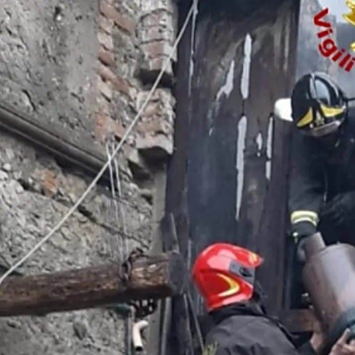 Castrolibero, parte un incendio dal caminetto: la casa viene danneggiata dalle fiamme