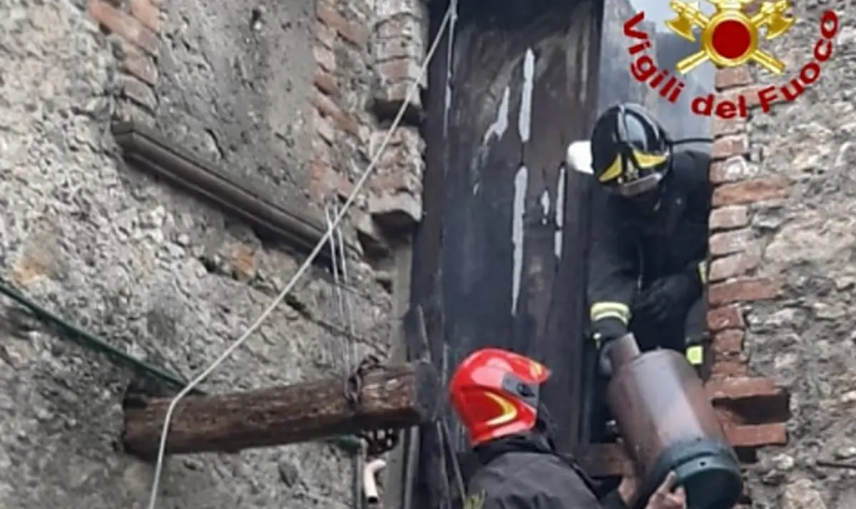 Castrolibero, parte un incendio dal caminetto: la casa viene danneggiata dalle fiamme