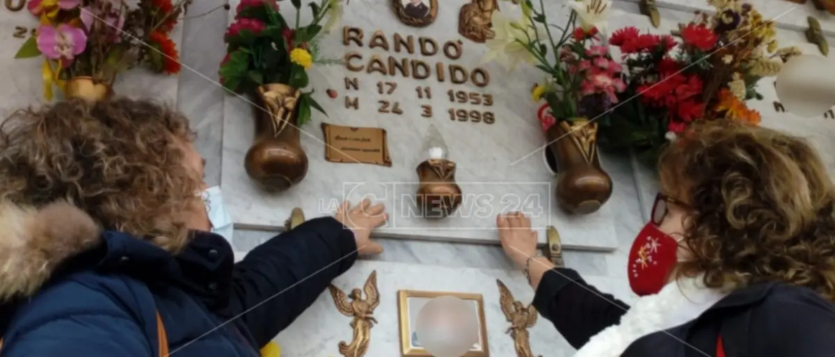Sulla tomba della vittima calabrese di Bilancia, il serial killer morto di Covid