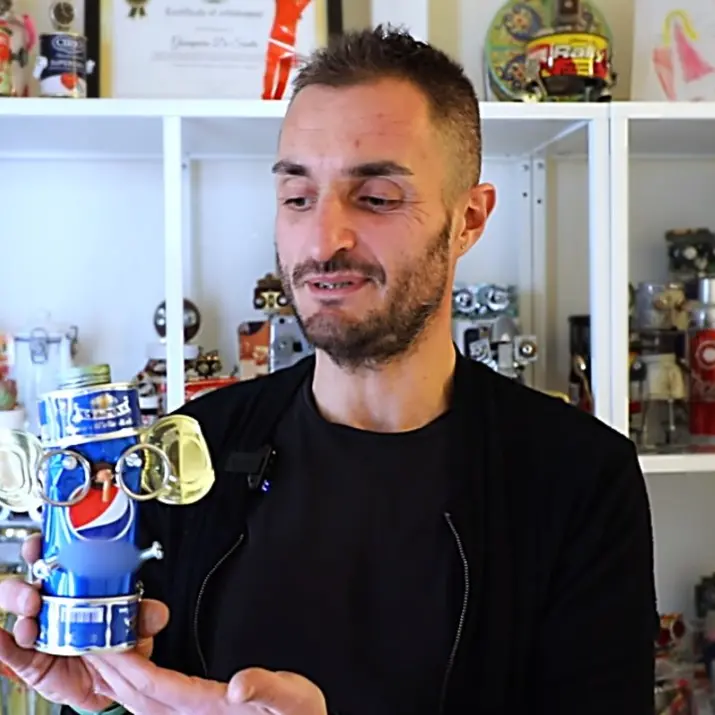 Arte e riciclo: i burattini pazzi del catanzarese Desantis: video
