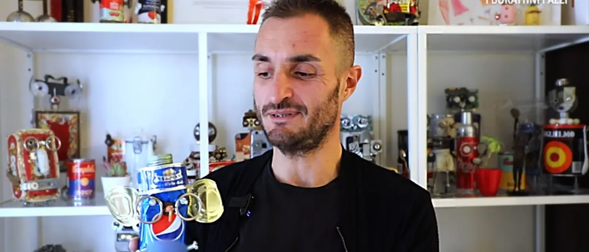 Arte e riciclo: i burattini pazzi del catanzarese Desantis: video