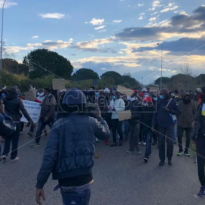 Maliano travolto e ucciso da un’auto pirata, migranti in corteo a Gioia Tauro