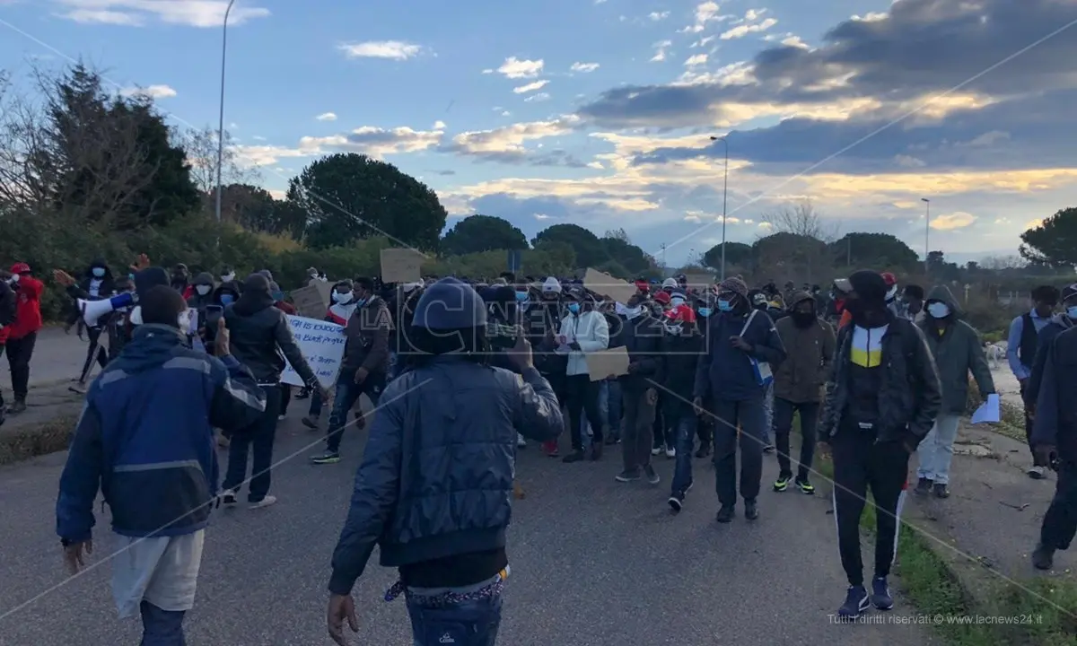 Maliano travolto e ucciso da un’auto pirata, migranti in corteo a Gioia Tauro