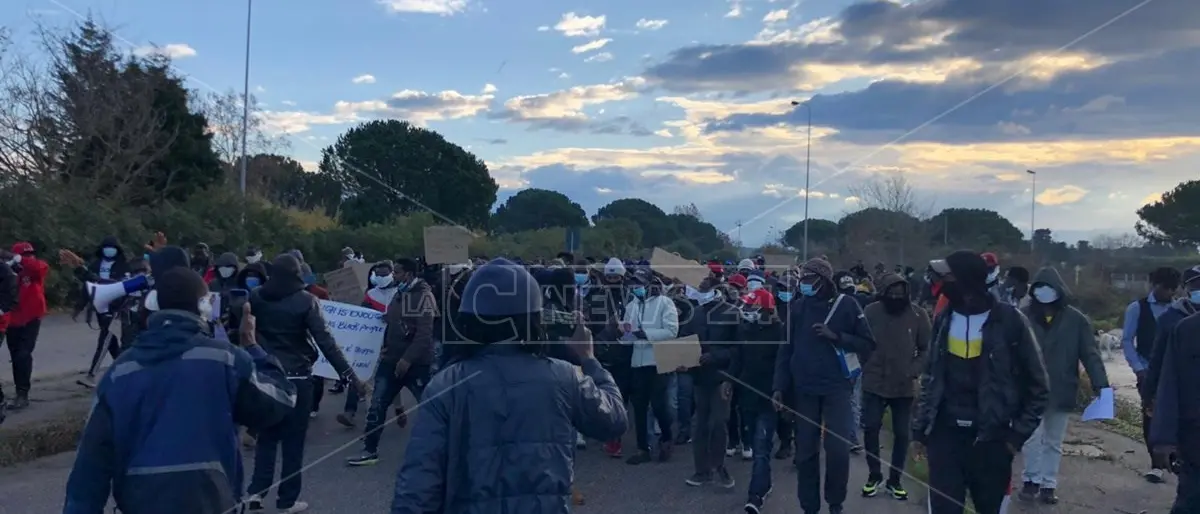 Maliano travolto e ucciso da un’auto pirata, migranti in corteo a Gioia Tauro