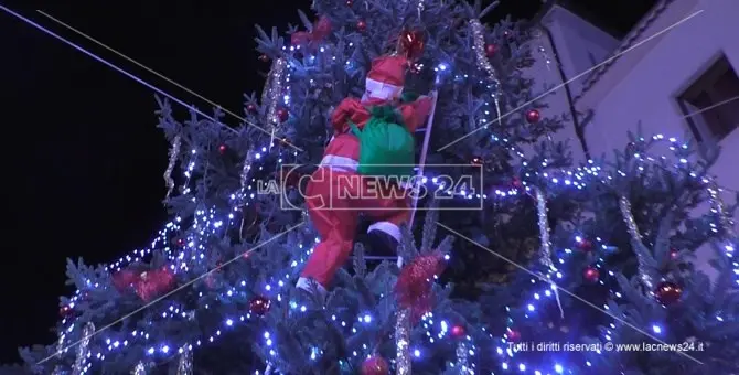 San Lucido riparte dal Natale tra luminarie e Christmas village: video