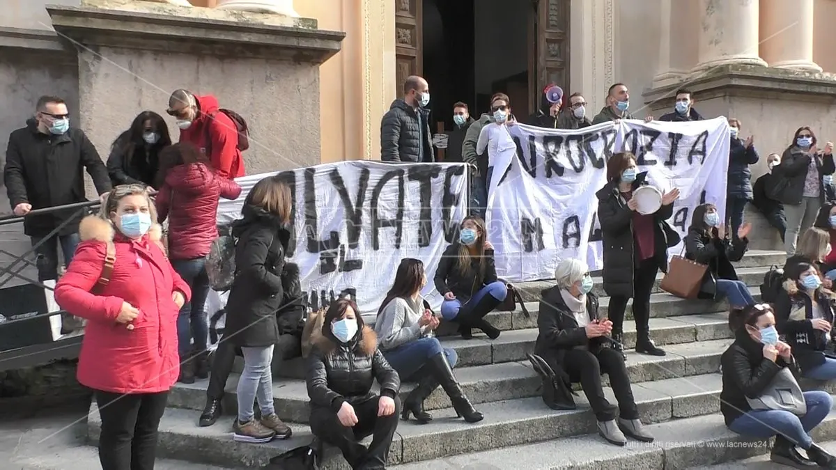 Catanzaro, protestano dipendenti del Sant’Anna hospital: «Garanzie sui posto di lavoro»