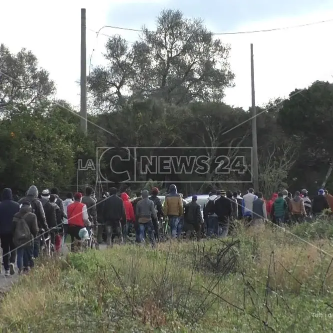 Migrante ucciso da un’auto, anche i residenti al corteo contro la strada killer del Corap