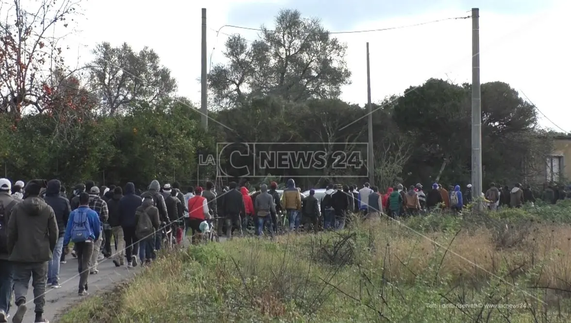 Migrante ucciso da un’auto, anche i residenti al corteo contro la strada killer del Corap