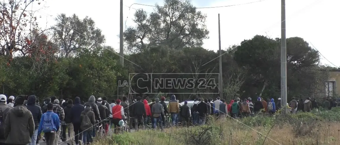 Migrante ucciso da un’auto, anche i residenti al corteo contro la strada killer del Corap