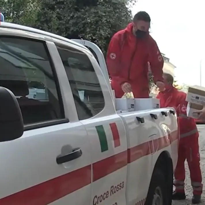 Vibo Valentia, in fila in giacca e cravatta per il pacco alimentare: i nuovi poveri del Covid