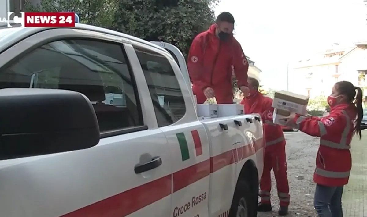 Vibo Valentia, in fila in giacca e cravatta per il pacco alimentare: i nuovi poveri del Covid