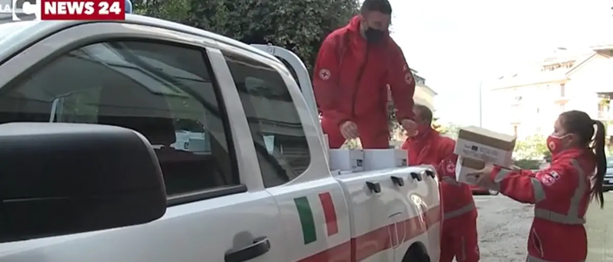 Vibo Valentia, in fila in giacca e cravatta per il pacco alimentare: i nuovi poveri del Covid