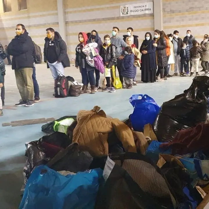 Locri, accoglienza e solidarietà per i migranti arrivati ieri: raccolti beni di prima necessità