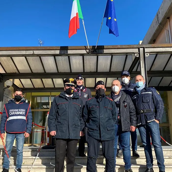 Saracena, panettoni in dono agli studenti da parte di vigili e carabinieri