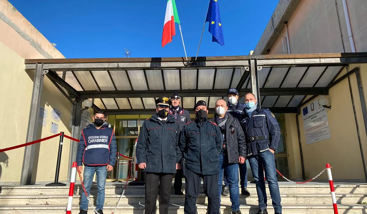 Saracena, panettoni in dono agli studenti da parte di vigili e carabinieri