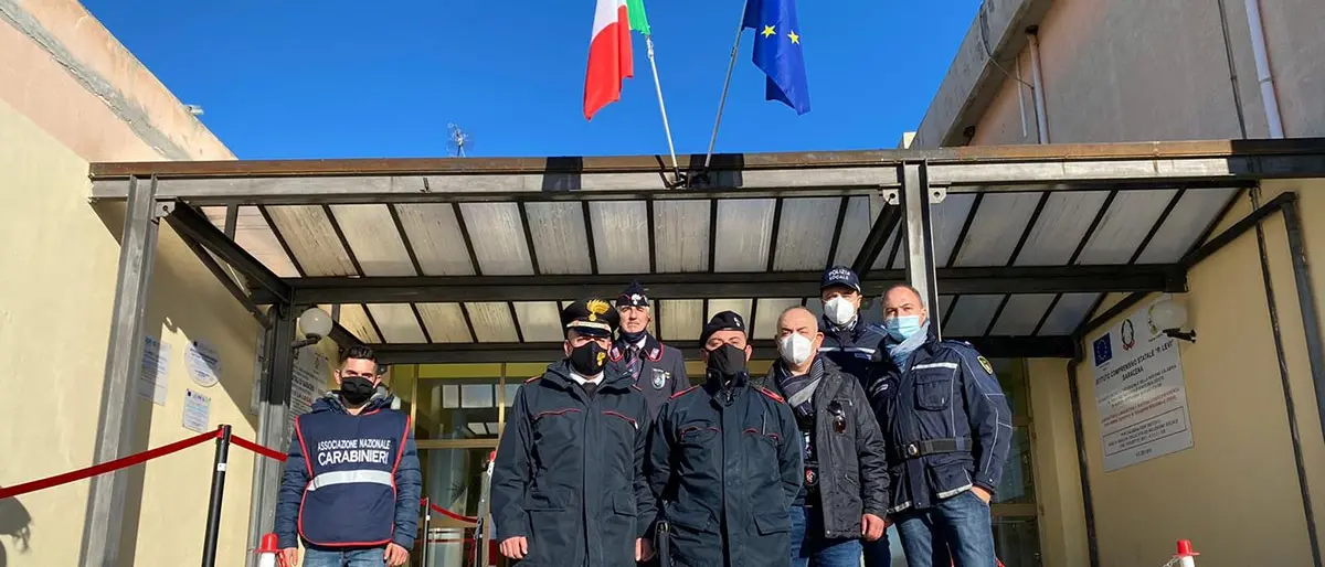Saracena, panettoni in dono agli studenti da parte di vigili e carabinieri