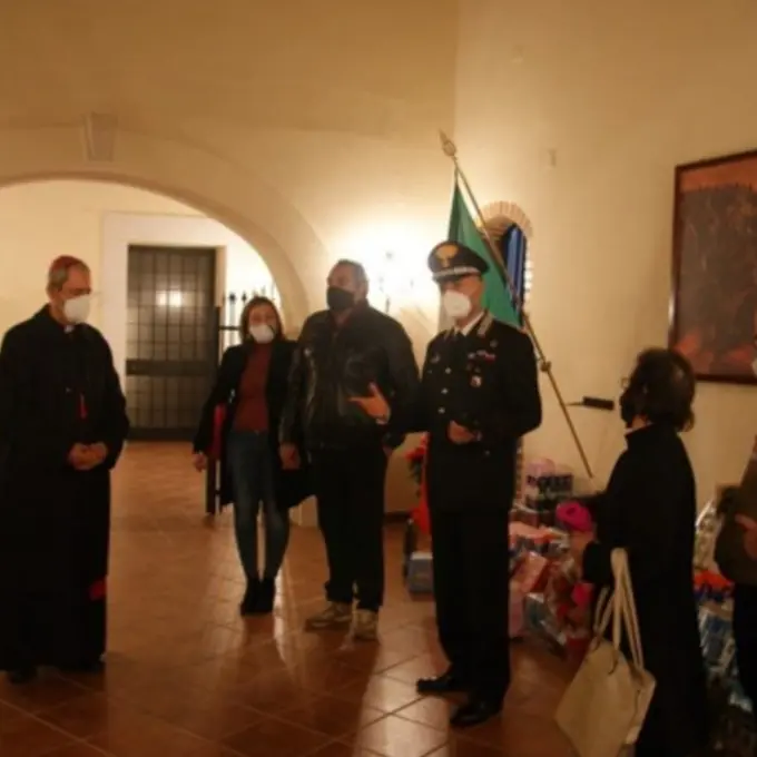 Natale solidale, a Cosenza i carabinieri donano alimenti alle famiglie colpite dalla crisi