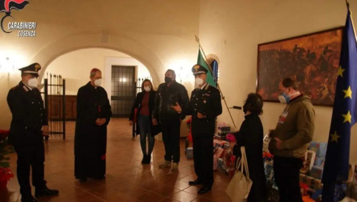 Natale solidale, a Cosenza i carabinieri donano alimenti alle famiglie colpite dalla crisi