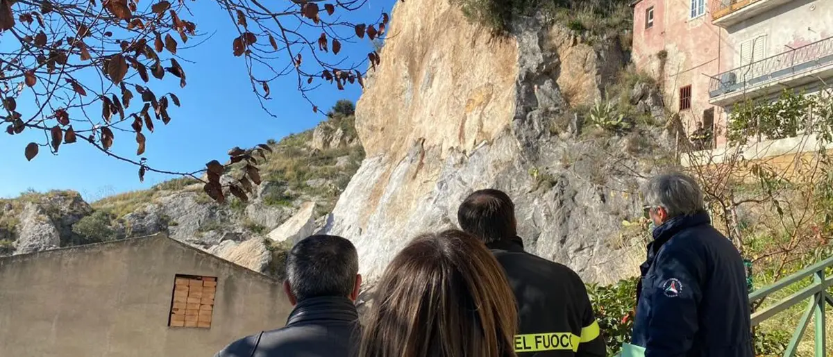 Cassano, sopralluogo al costone crollato: i residenti non posso rientrare a casa