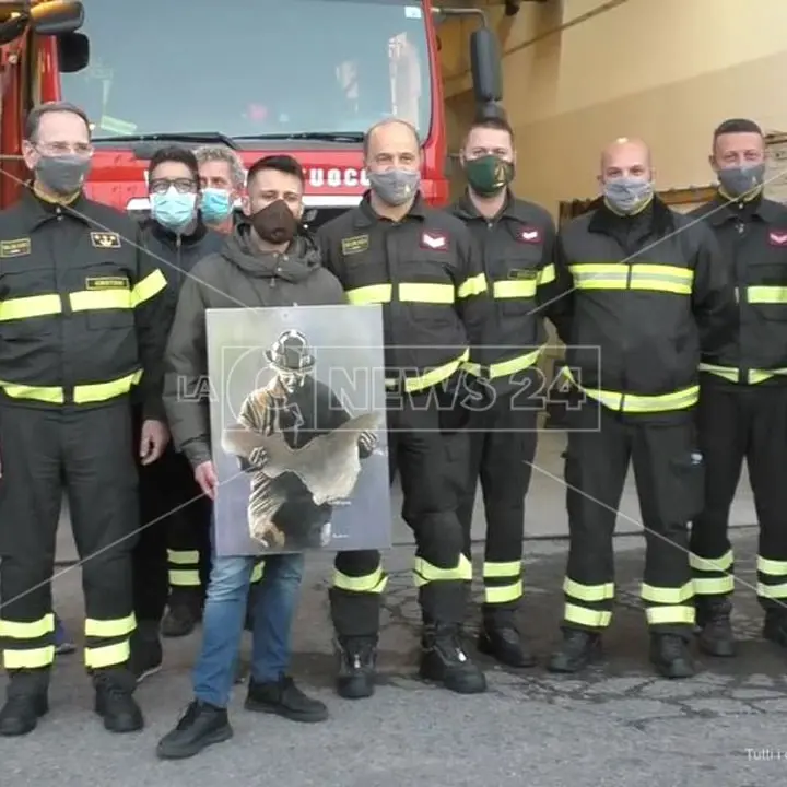 Crotone, artista mette all'asta un quadro per beneficenza: acquistato dai pompieri