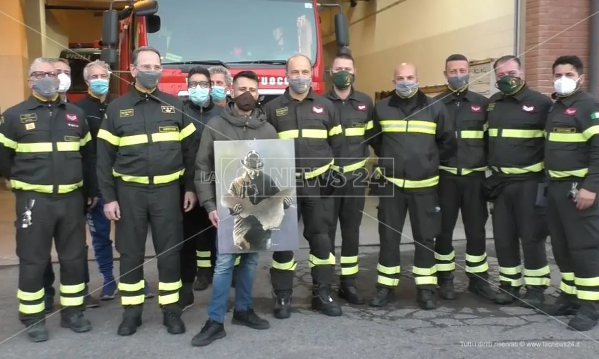 Crotone, artista mette all'asta un quadro per beneficenza: acquistato dai pompieri