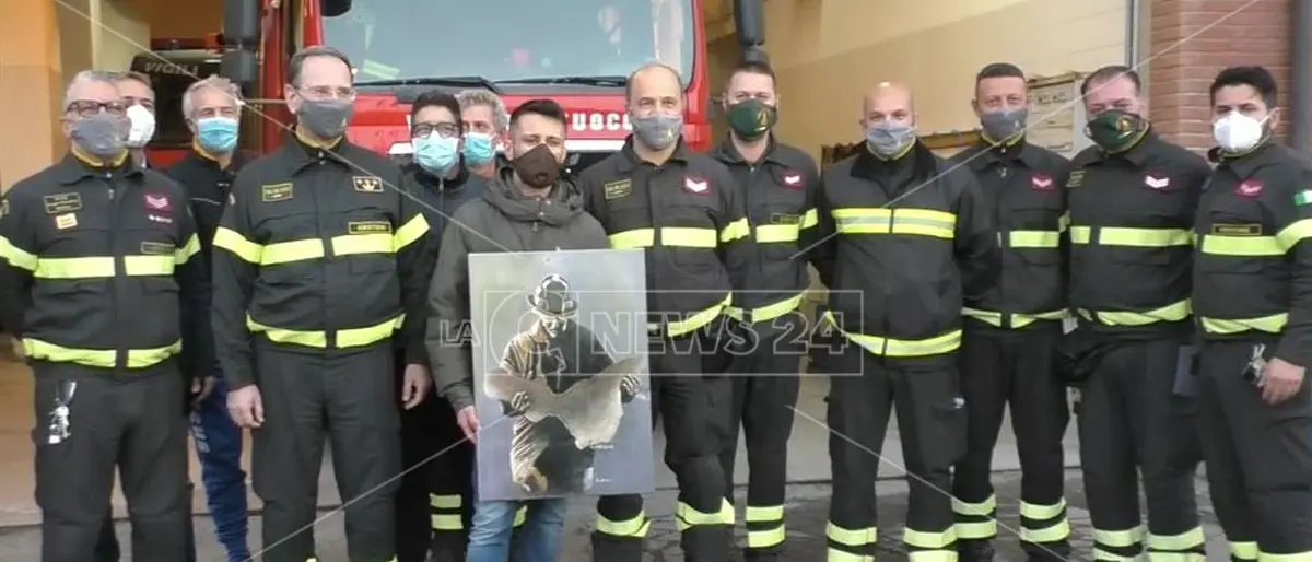 Crotone, artista mette all'asta un quadro per beneficenza: acquistato dai pompieri