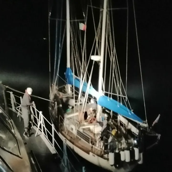 Sbarcati 32 migranti a Crotone, la barca a vela avvistata al largo dello Jonio