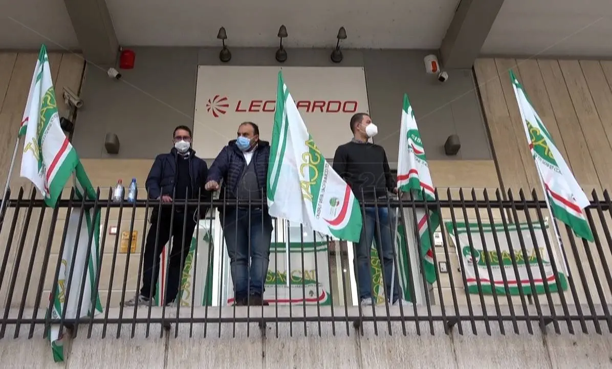 Lamezia, i vigilantes della Leonardo spa in protesta: «Lasciati soli e senza stipendio»