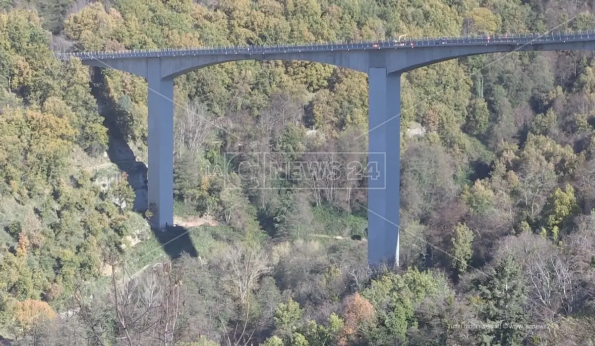 Viadotto Cannavino sulla statale 107 riaperto al transito per le festività