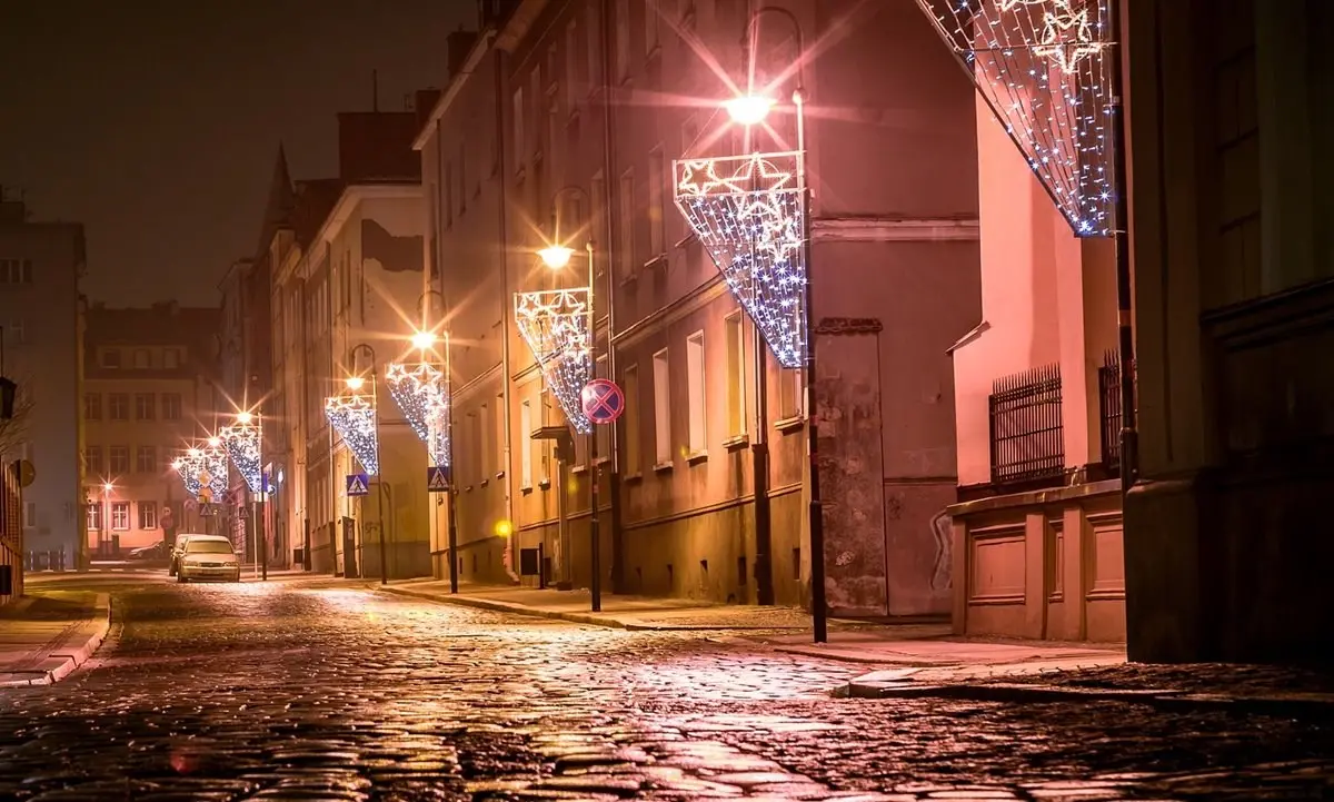 Natale, Italia zona rossa da oggi: ecco cosa si può fare e le regole da seguire nelle feste