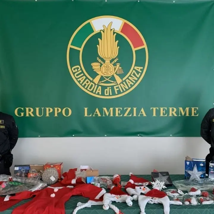 Lamezia Terme, sequestrati 17mila articoli natalizi illegali: denunce e sanzioni