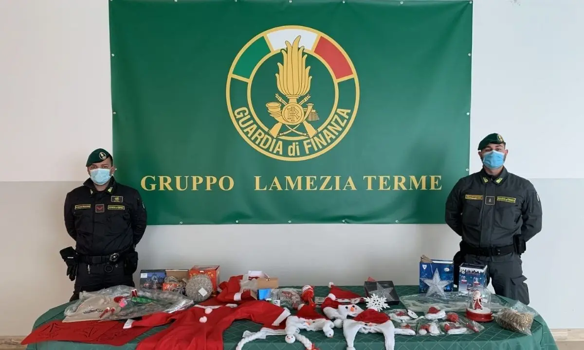 Lamezia Terme, sequestrati 17mila articoli natalizi illegali: denunce e sanzioni