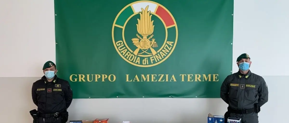 Lamezia Terme, sequestrati 17mila articoli natalizi illegali: denunce e sanzioni