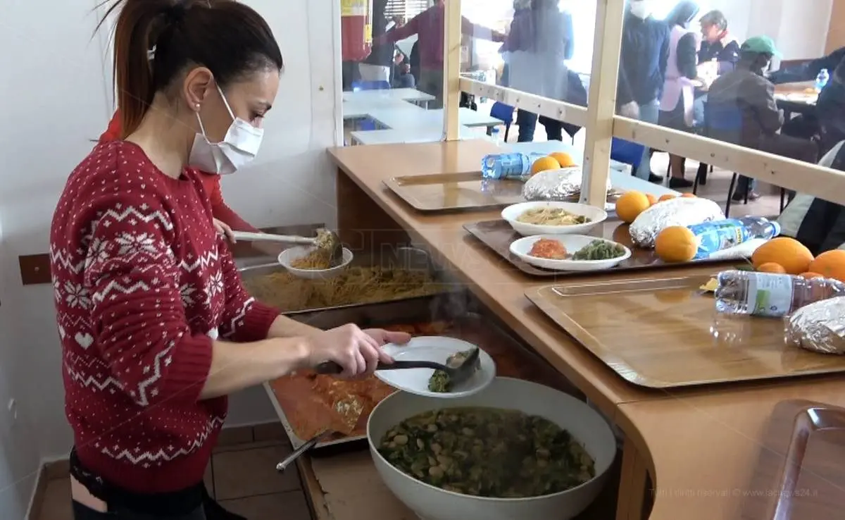 Lamezia, nei locali della Caritas il pranzo della Vigilia per i più fragili