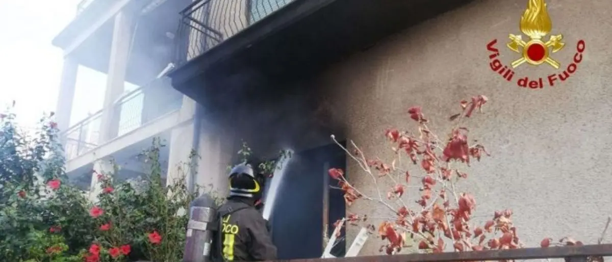 Vibo Marina, il presepe va a fuoco e si incendia parte della casa