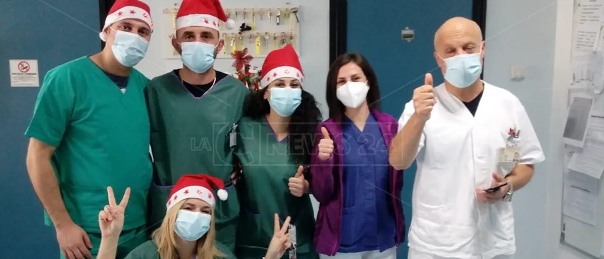 Nel reparto Covid con Buon Natale scritto sulla tuta: «Oggi la famiglia dei pazienti siamo noi»