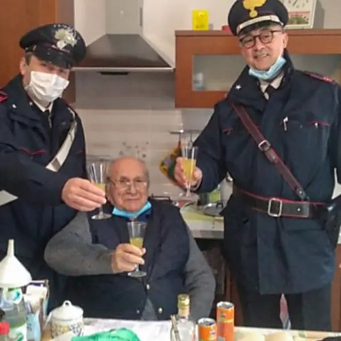 A 94 anni chiama i carabinieri per il brindisi di Natale: «Sono solo, venite a trovarmi?»