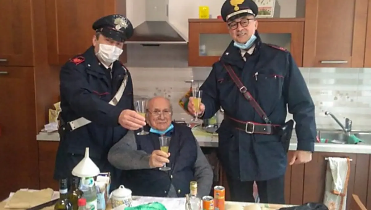 A 94 anni chiama i carabinieri per il brindisi di Natale: «Sono solo, venite a trovarmi?»